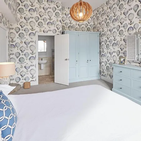 Host & - The Zetland